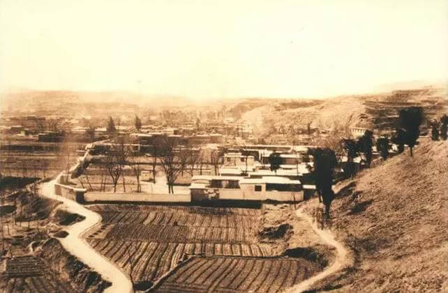 3月23日，毛主席和中央軍委領(lǐng)導(dǎo)以及警衛(wèi)團(tuán)、工作人員從西柏坡出發(fā)了